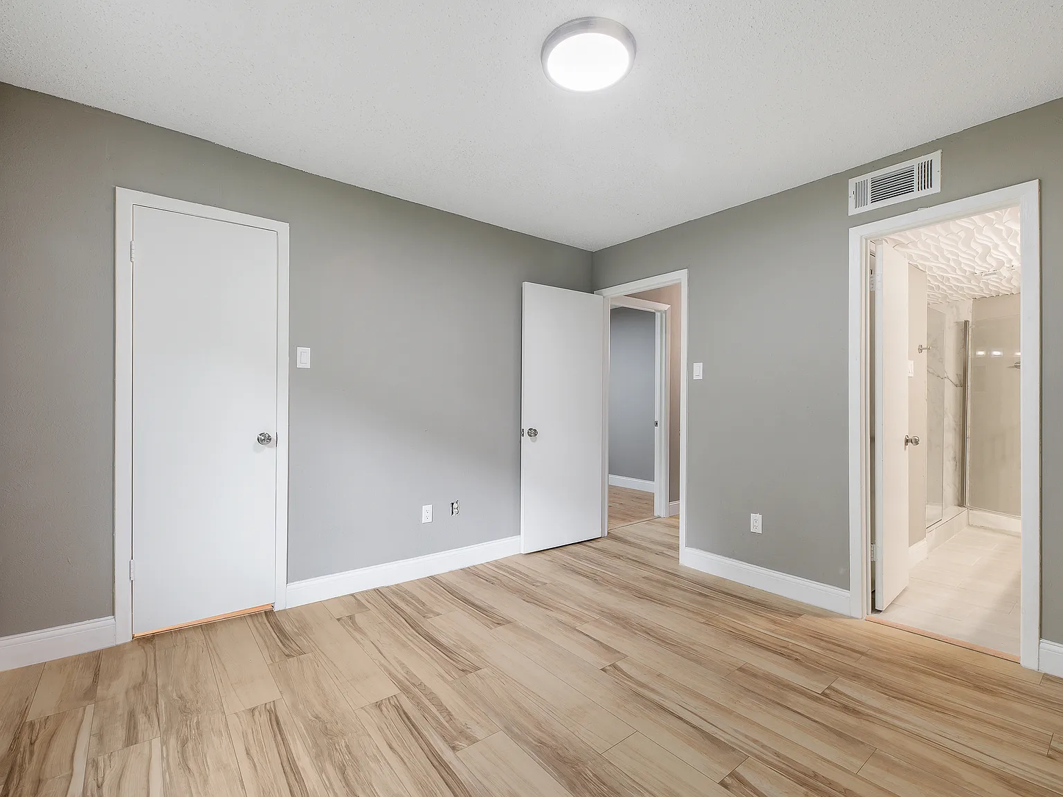 879 Dublin Dr — Photo 2
