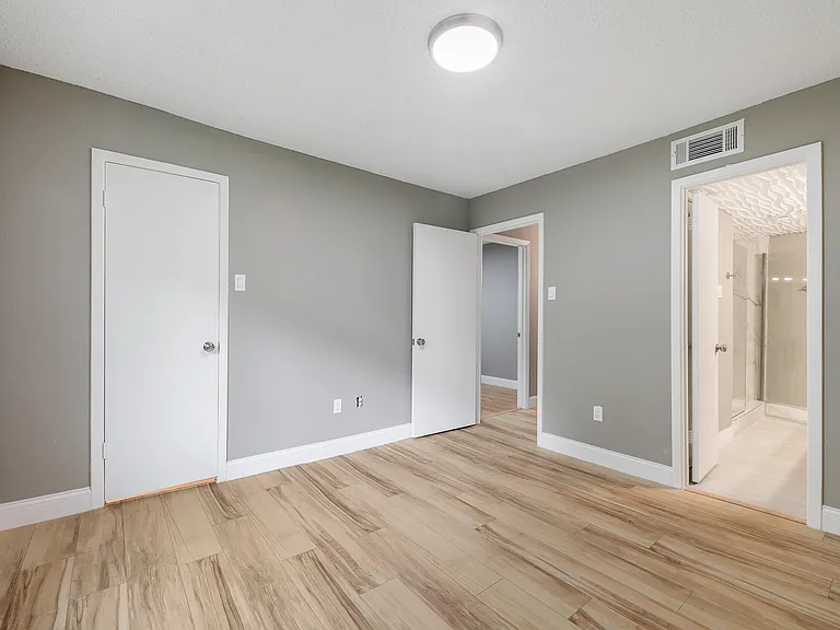 879 Dublin Dr #D — Photo 2