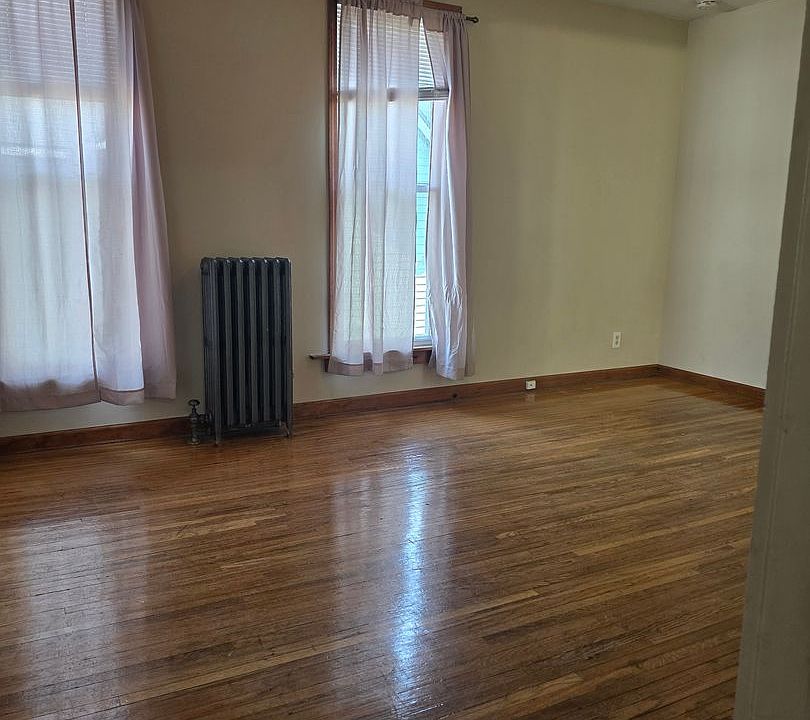 1st image of 711 W Water St APT 4