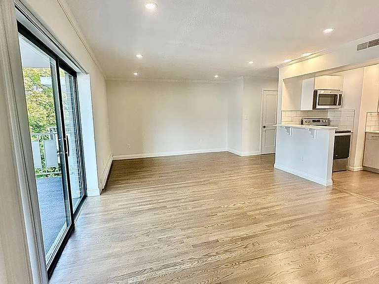310 Hammond Pond Pkwy #504 — Photo 3
