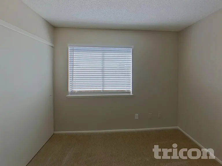 1628 E Saint Anne Ave — Photo 15