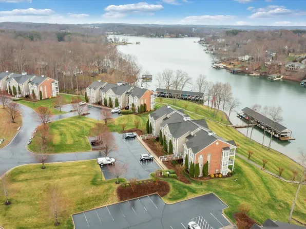 335 S Pointe Shore Dr, Moneta, VA 24121