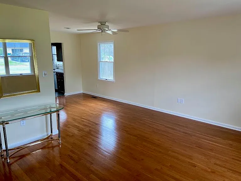 94 Jonathan Dr — Photo 4