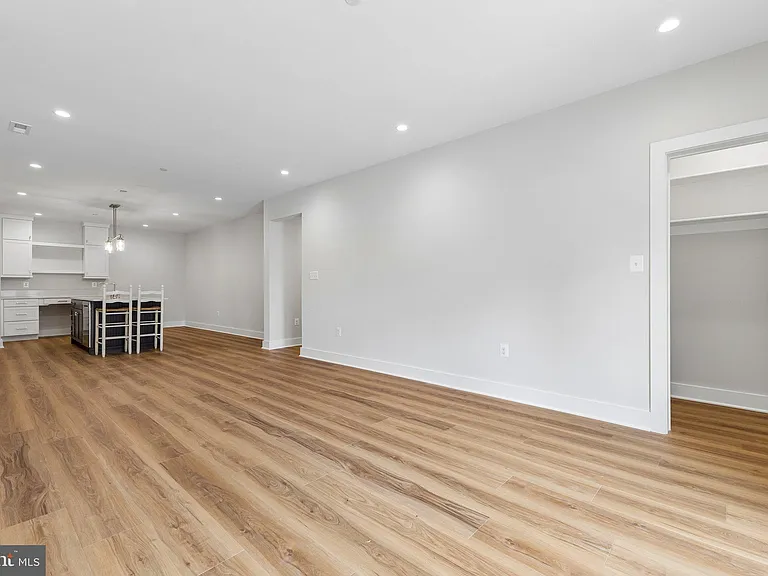 6101 Berkshire Dr — Photo 5