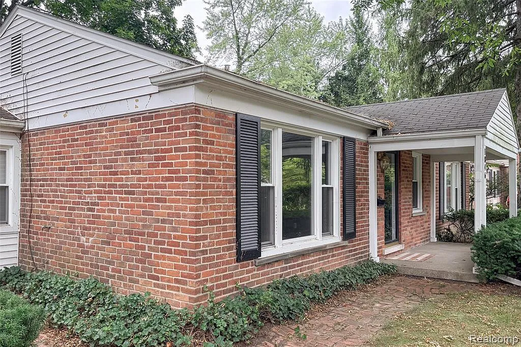 3 bed, 1.0 bath, 1213 sqft, $2,500 — Photo 4