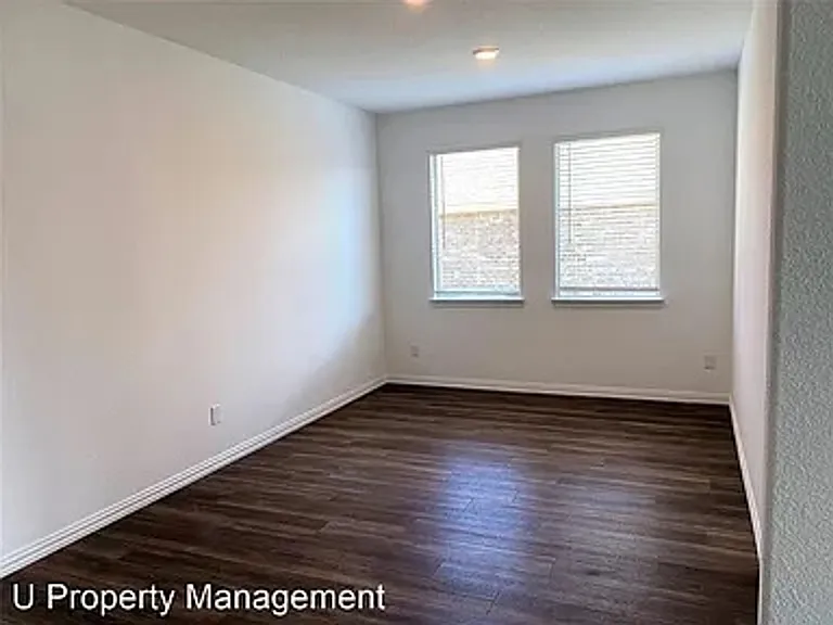 624 Fitzroy Ln — Photo 9