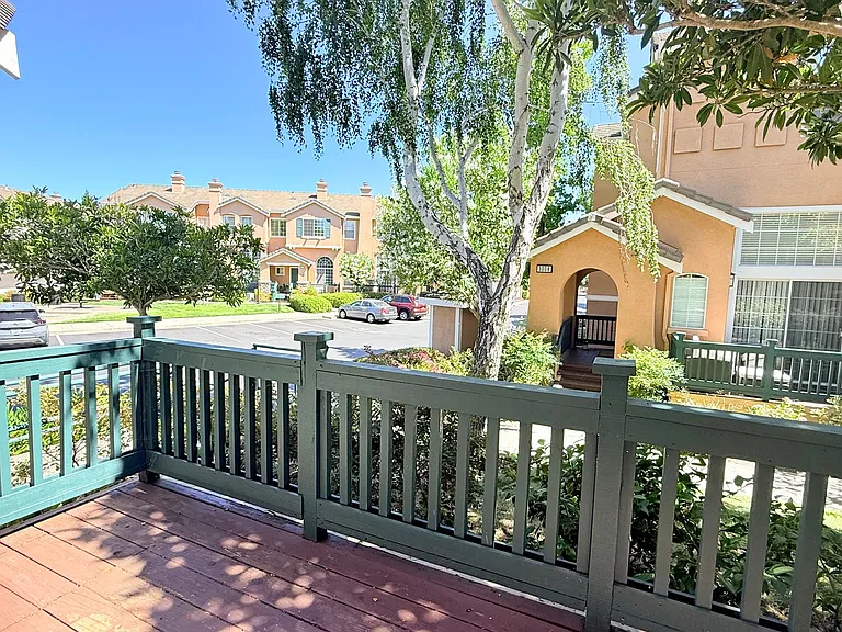 401 Skylark Ct — Photo 12