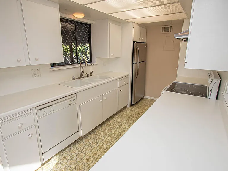232 Roycroft Ave #2 — Photo 10