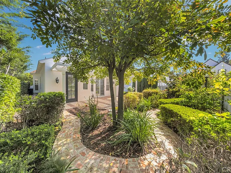 2 Gardengate Ln — Photo 5