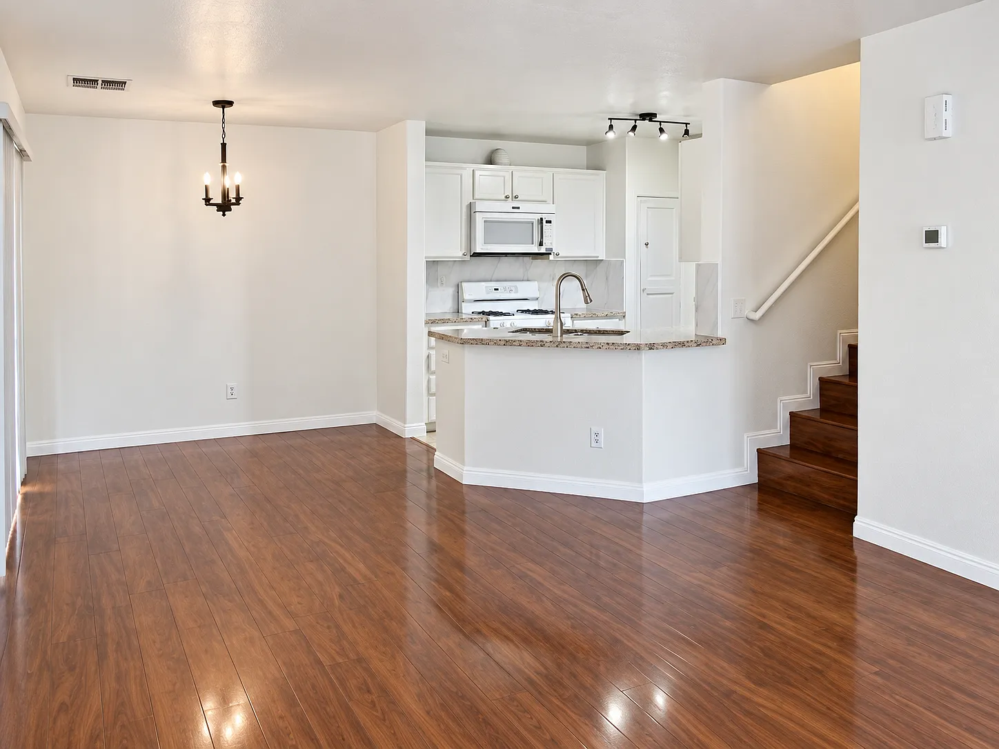 3 bed, 2.5 bath, 1170 sqft, $2,250 — Photo 2