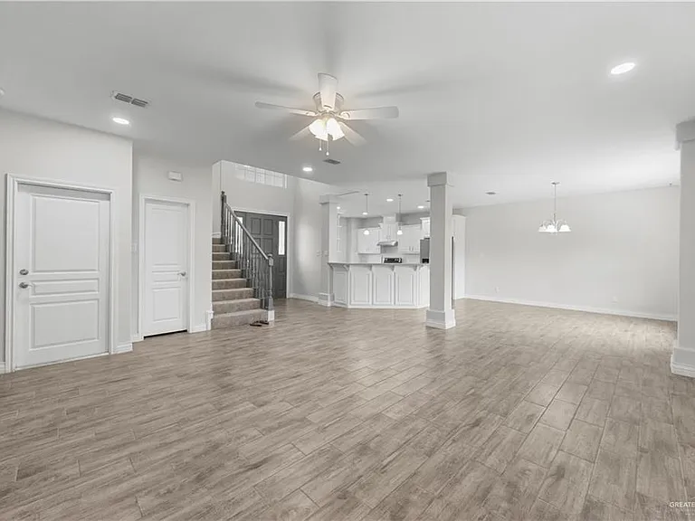 2711 Leslie St — Photo 7