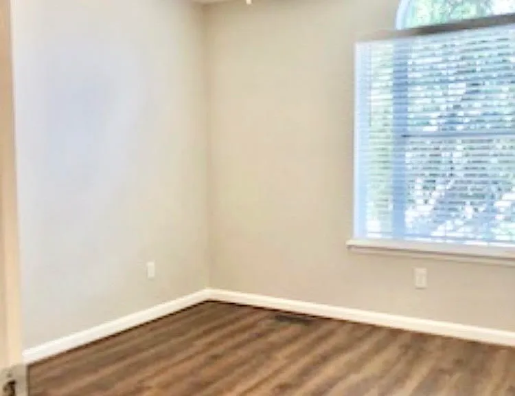 Second bedroom. Approximately 9'10"x11'.