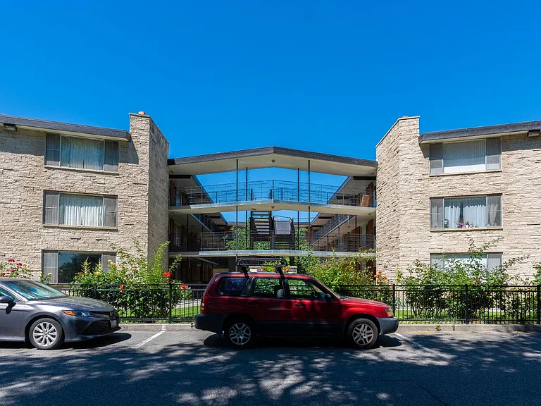 Dolphin Apartments: Leasing Specials! Great location in Kennewick — Photo 34