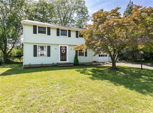 81 Woolacott Rd, Rochester, NY 14617
