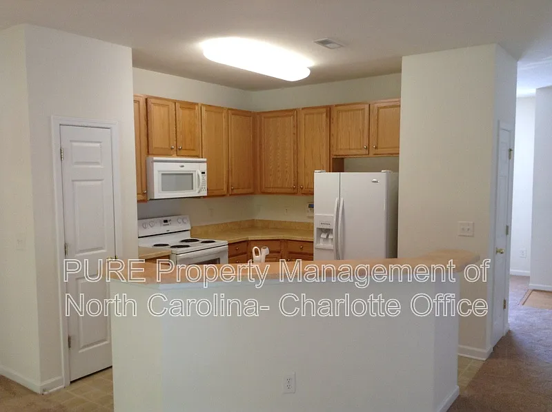 3 bed, 3.0 bath, 1302 sqft, $1,700 — Photo 4