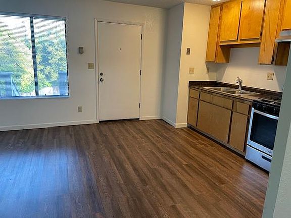 3rd image of 394 Lemon St
