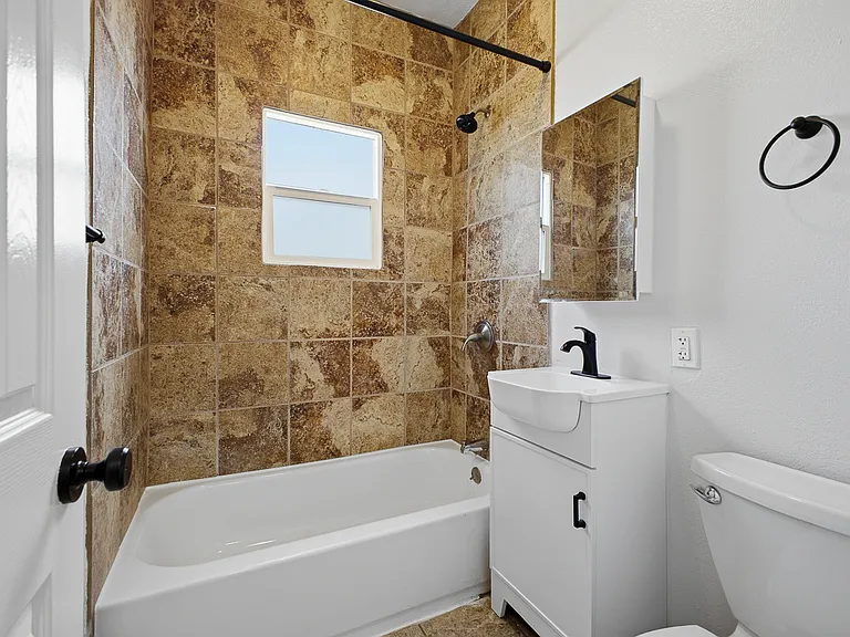 1932 W 25th St #16 — Photo 8