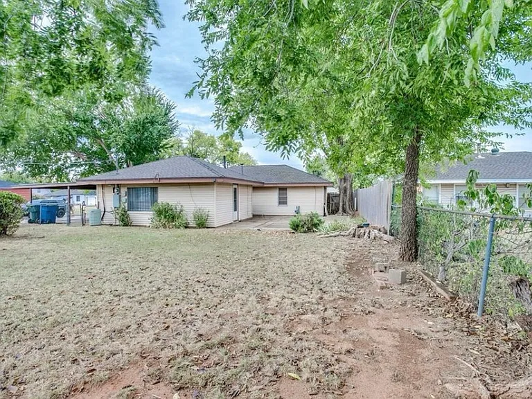 400 Draper Dr — Photo 4
