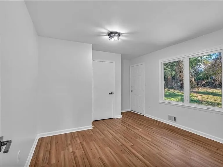 2142 Cloverdale Dr — Photo 11