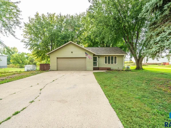 504 S Church Ave, Hills, MN 56138