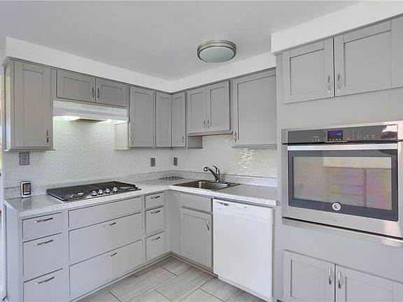 3rd image of 4034 Crestwood Dr