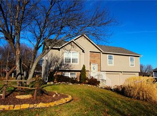 600 Hidden Valley Dr, Tonganoxie, KS 66086
