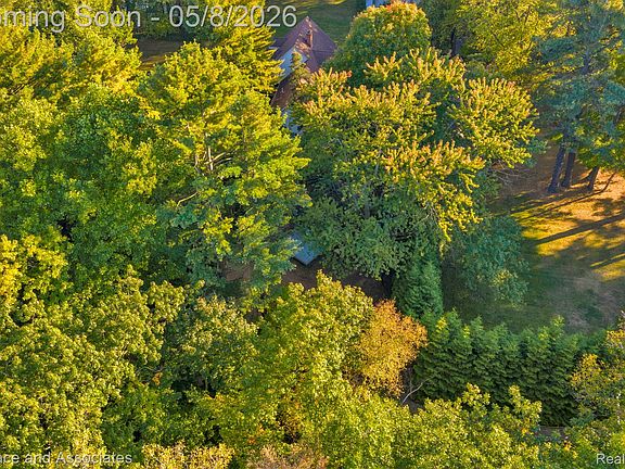 3rd image of 3941 Lakeshore Rd