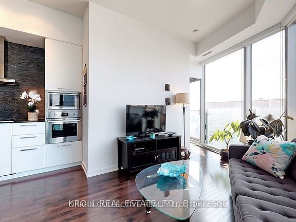 3rd image of 12 York St #3107