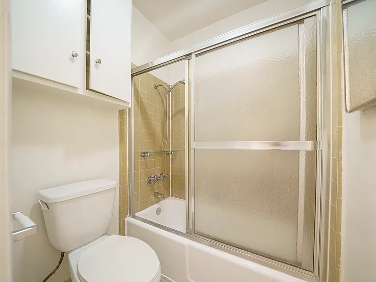Harvard Apartments — Photo 32