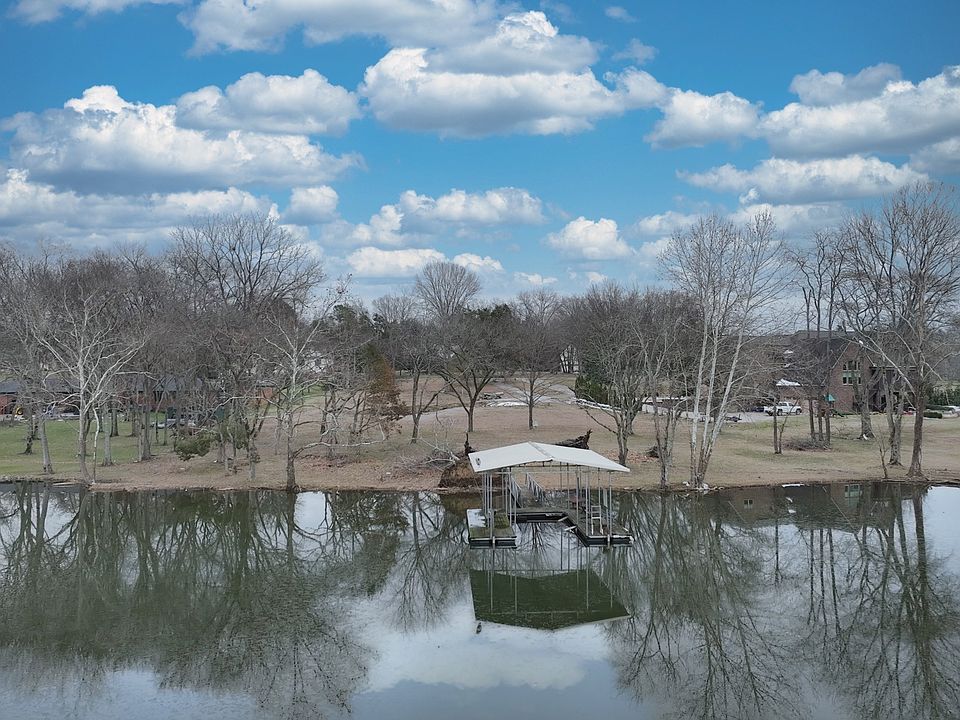 1st image of 220 Bluegrass Dr