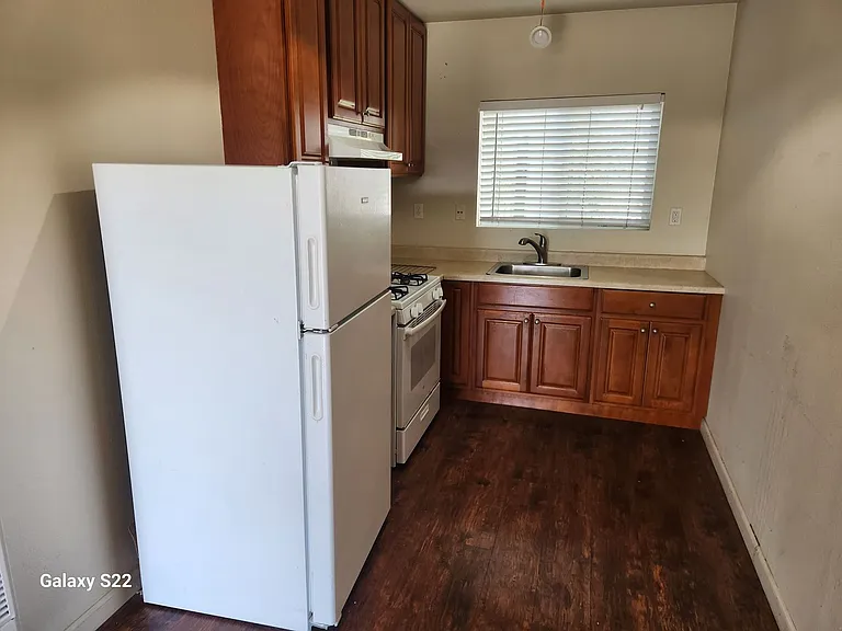Las Flores Apartments — Photo 4