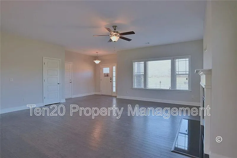 3 bed, 2.0 bath, 1800 sqft, $2,000 — Photo 3