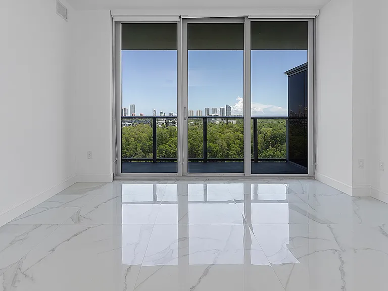 16385 Biscayne Blvd #717 — Photo 16
