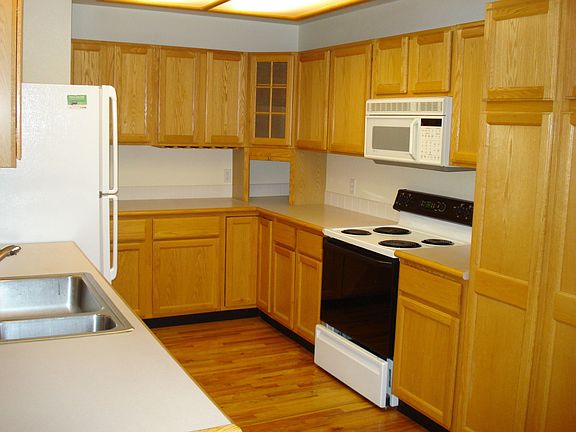 Large kitchen w/lots of cabinets and pantry
