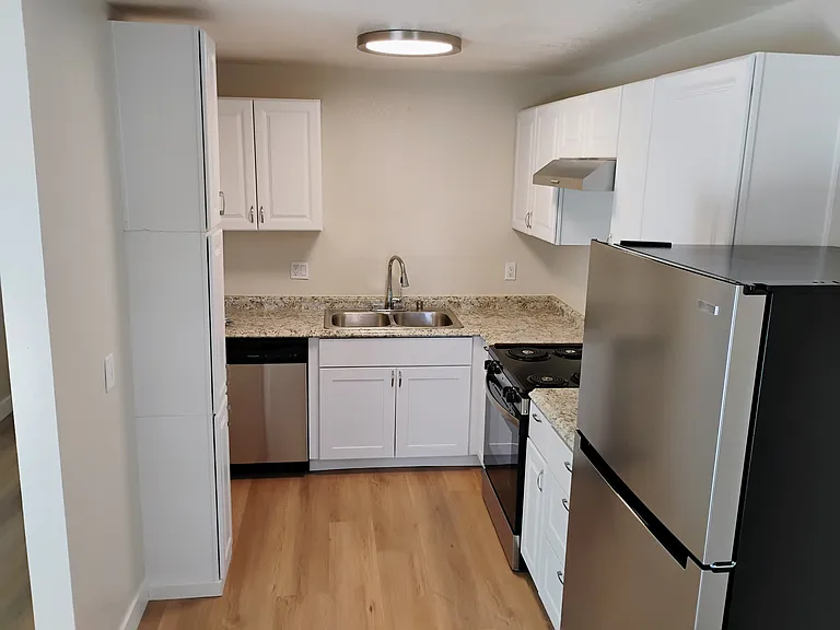 Pine Wild Apartments — Photo 11