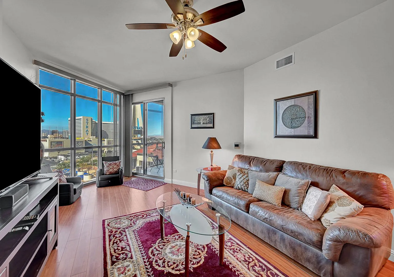 1 Bedroom fully furnished high-rise condo! — Photo 1