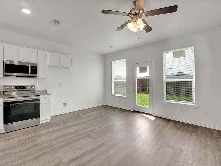 1608 Ash Crescent St — Photo 7