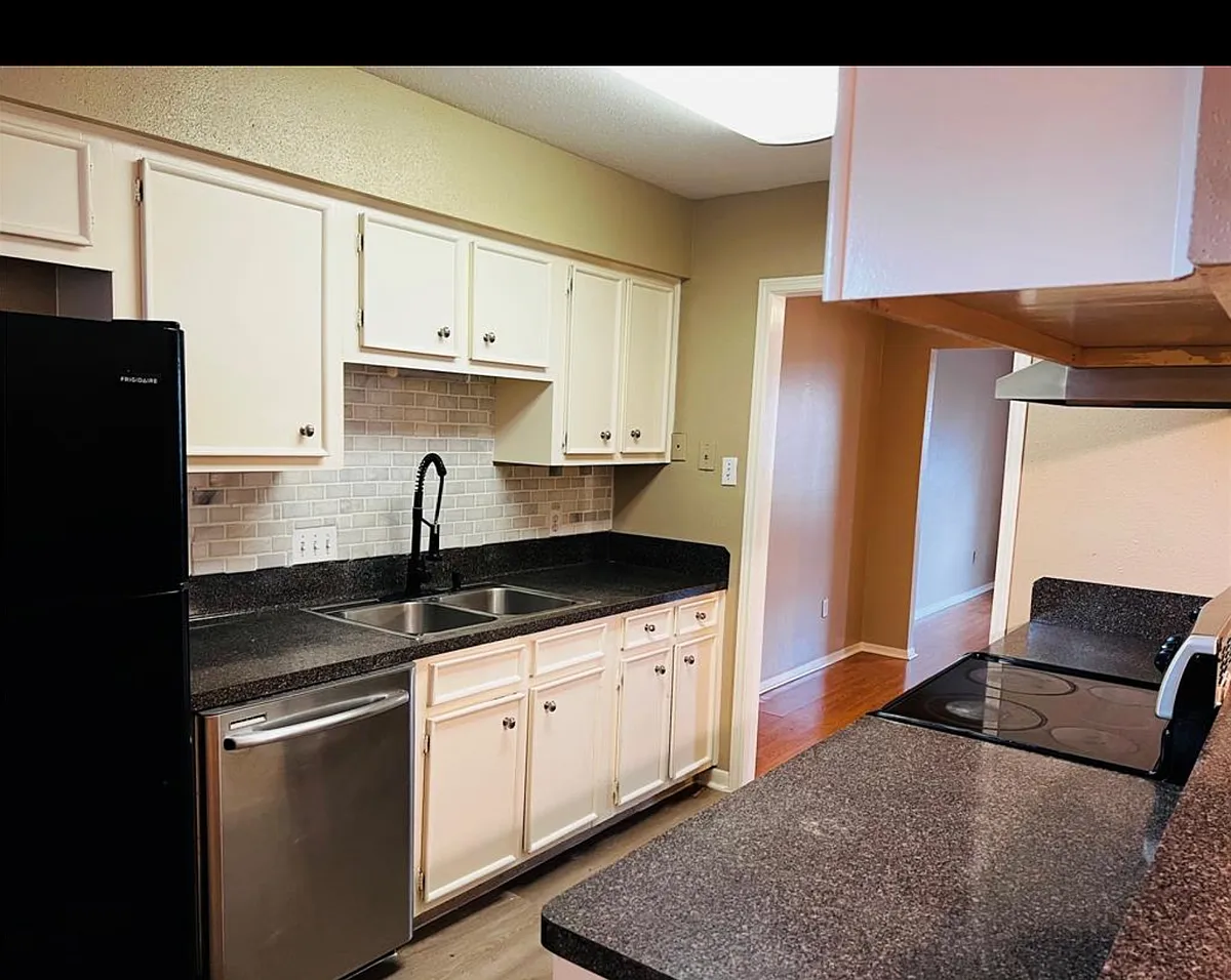 Building Photo - 1069 Willow Oaks Cir