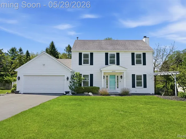 60491 Lamplighter Dr, New Hudson, MI 48165