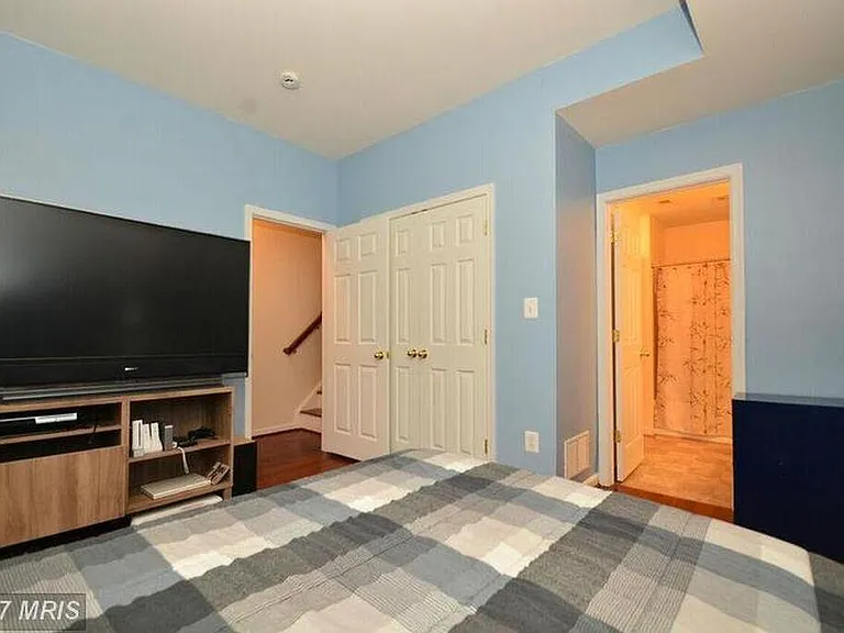 912 E Lombard St — Photo 5