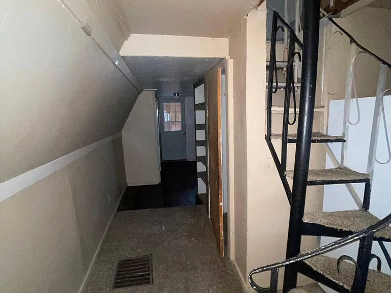 51 Arlington Dr — Photo 2