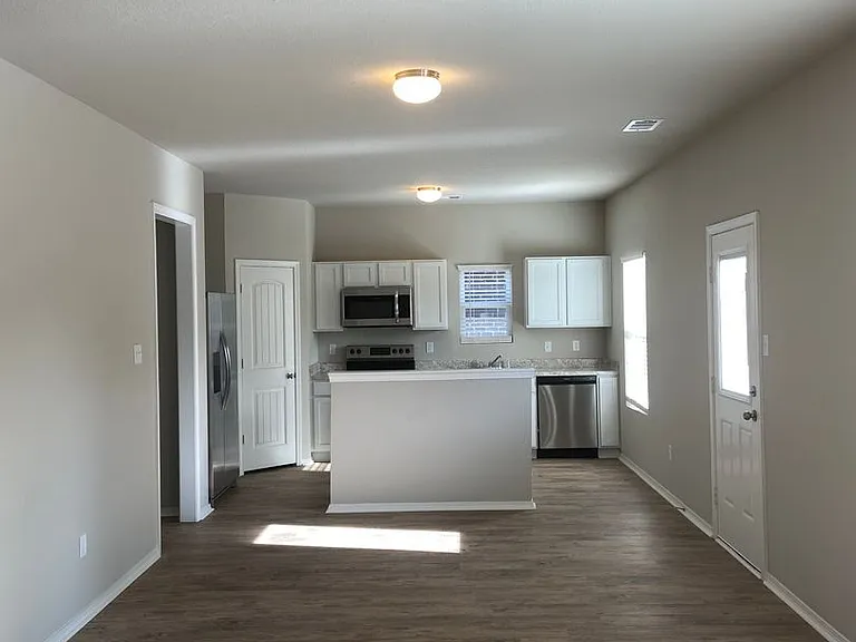 2612 Grand Ln — Photo 7