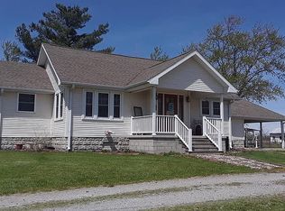 725 Longleaf Ln, Flora, IL 62839