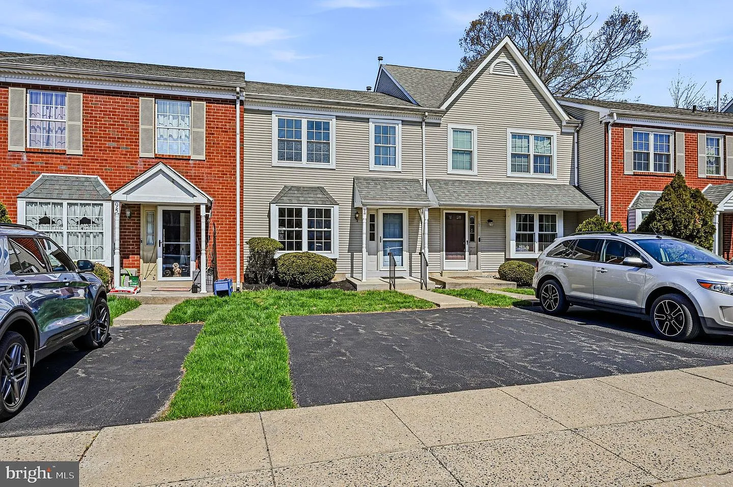 94 Victoria Dr photo 1