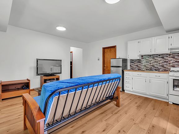 3rd image of 9 Bronxville Ln