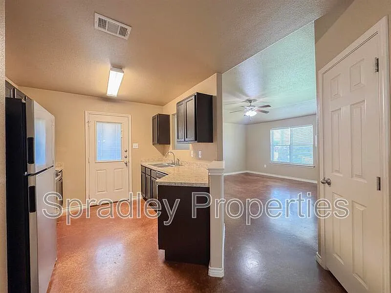 3 bed, 2.0 bath, 1203 sqft, $1,295 — Photo 3