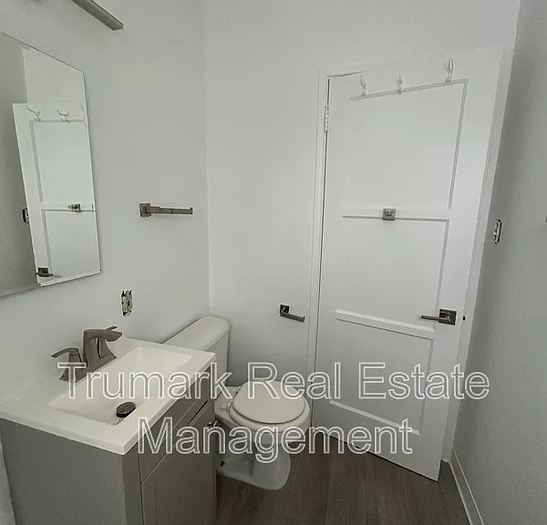 106 E Randolph St — Photo 6