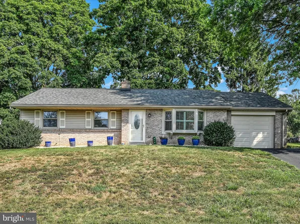 819 Imperial Dr, Lancaster, PA 17601