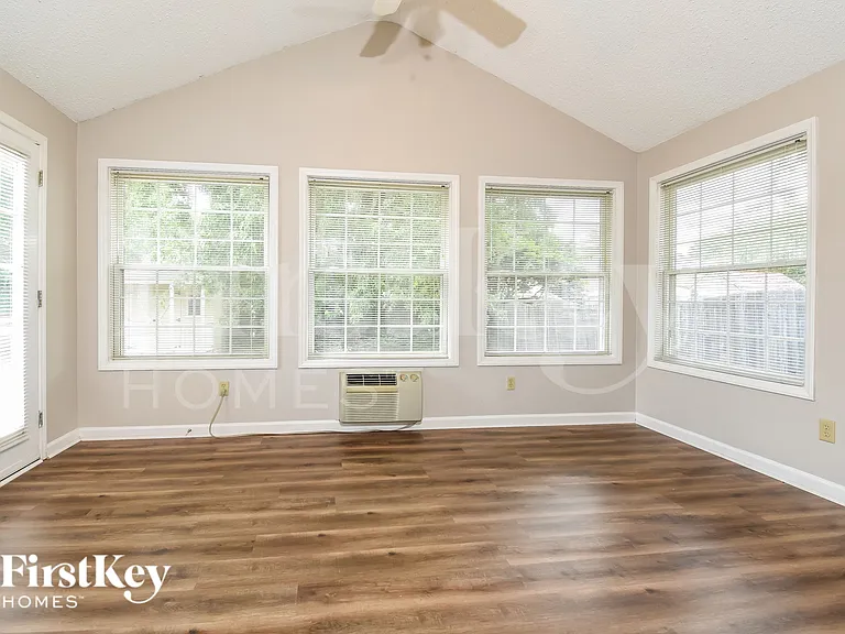 2055 Ardmore Village Ln — Photo 8