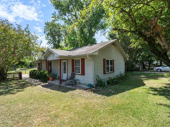 300 E 1st St, Kaufman, TX 75142